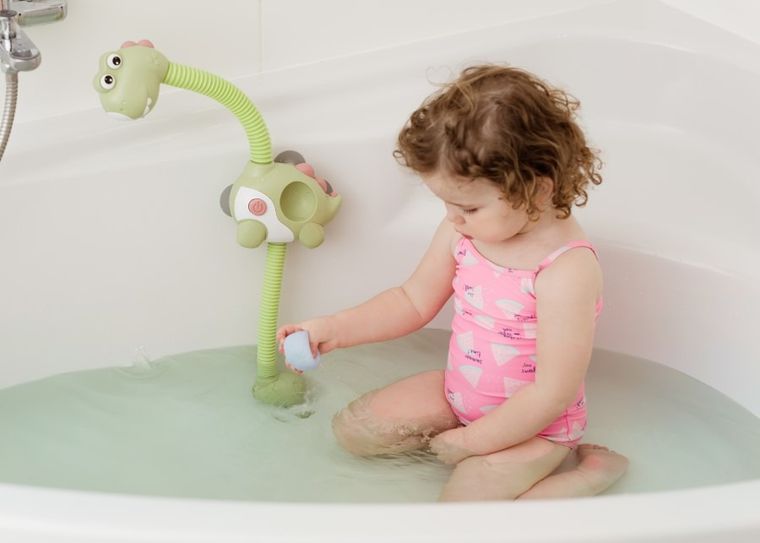 Dumel Discovery, wesoły prysznic, zakręcony dino, zabawka do wody