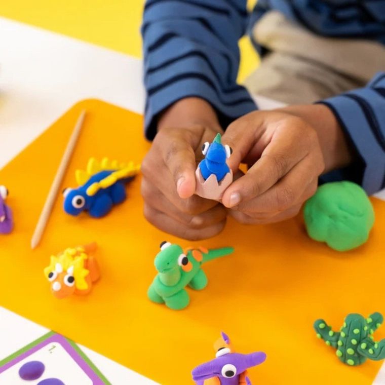 Floss & Rock, Clay & Play, Dinozaury, zestaw z gliną samoutwardzającą, 10 kolorów