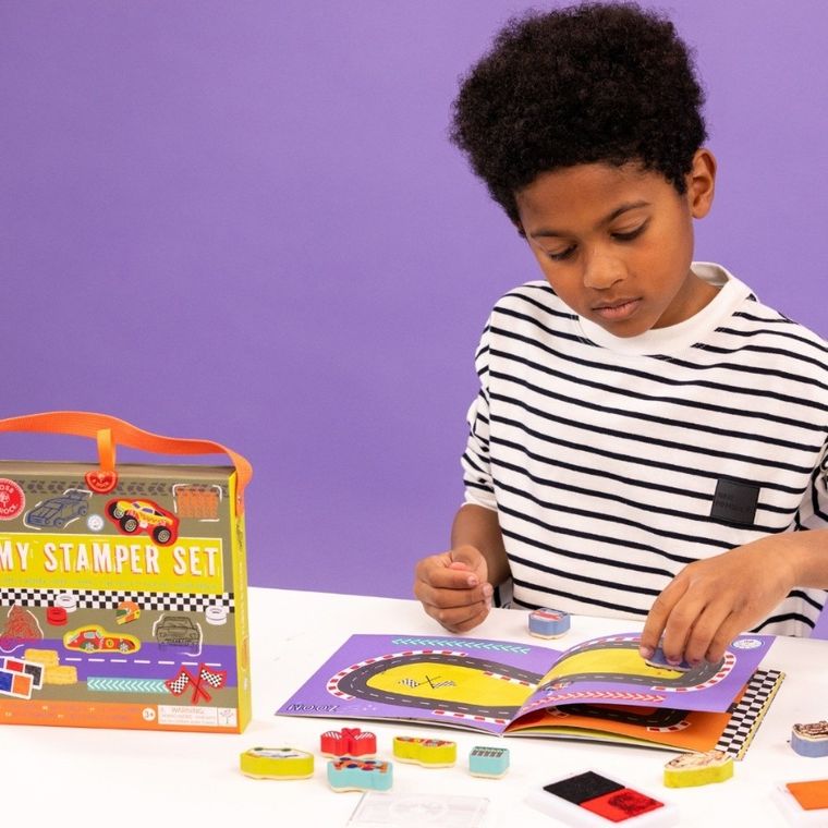 Floss & Rock, Samochody, zestaw kolorowych pieczątek i książeczka