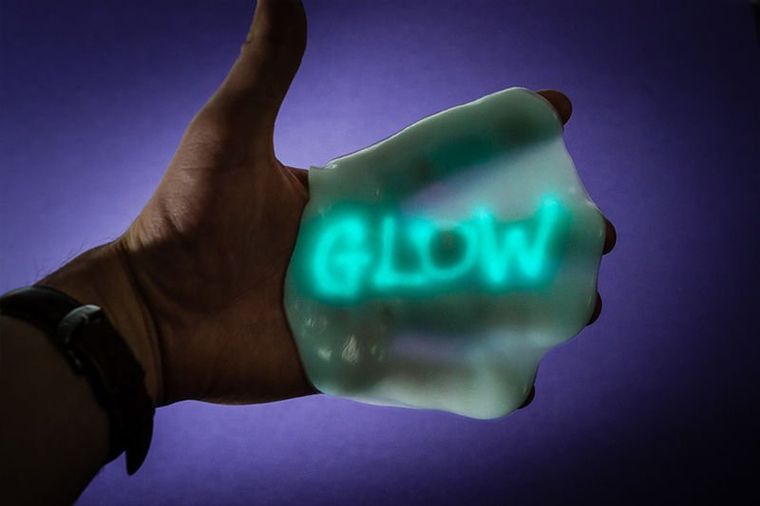 Gadget Master, masa świecąca w ciemności z latarką UV