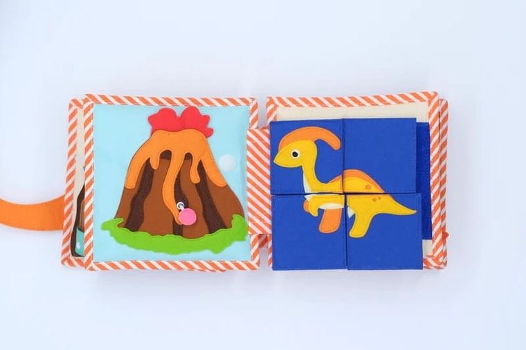 Jolly Designs. Dino. Książeczka sensoryczno-manipulacyjna