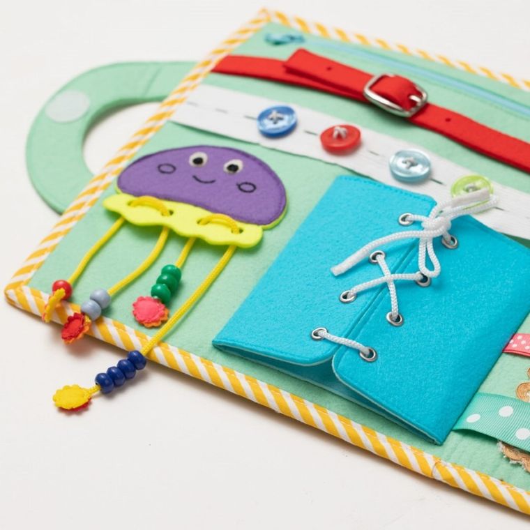 Jolly Designs. Kosmos. Tablica manipulacyjna. Książeczka sensoryczna