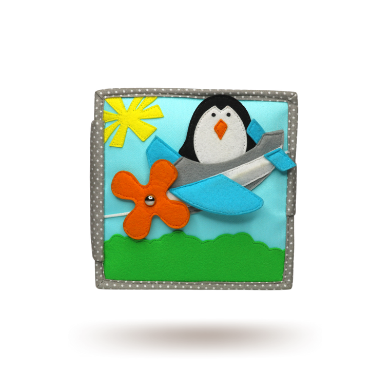 Jolly Designs. Mały Pilot. Książeczka sensoryczno-manipulacyjna