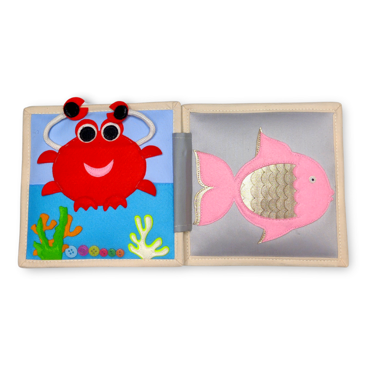 Jolly Designs. Owieczka. Książeczka sensoryczno-manipulacyjna