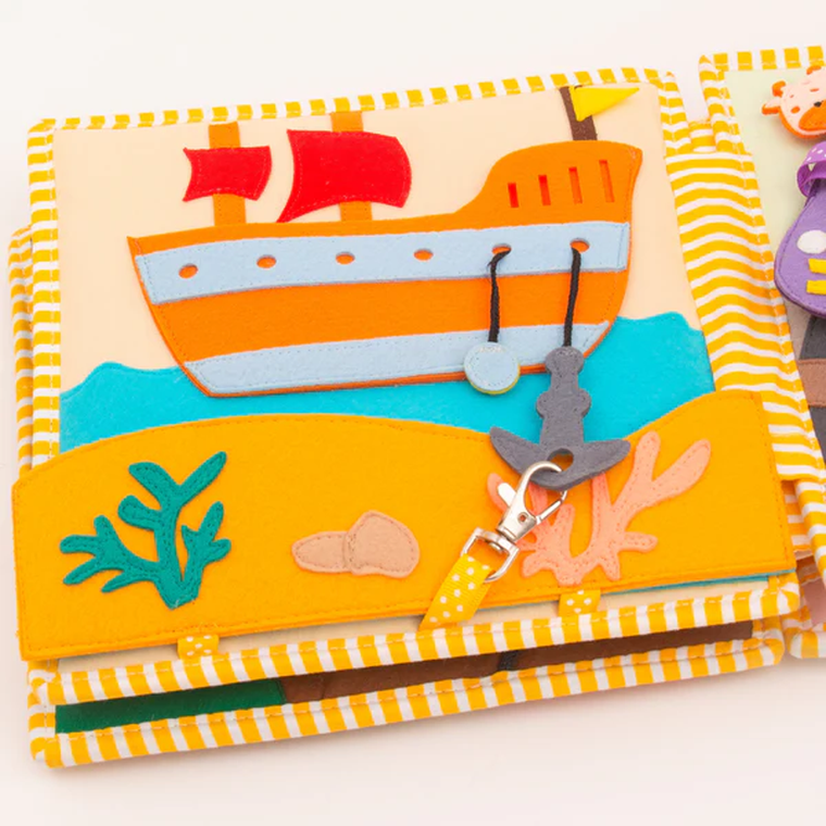 Jolly Designs. Podróżnik. Książeczka sensoryczno-manipulacyjna