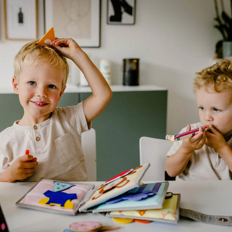 Jolly Designs. Sto lat! Książeczka sensoryczno-manipulacyjna