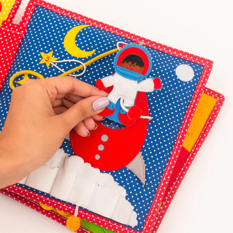 Jolly Designs. Szczęście. Książeczka sensoryczno-manipulacyjna