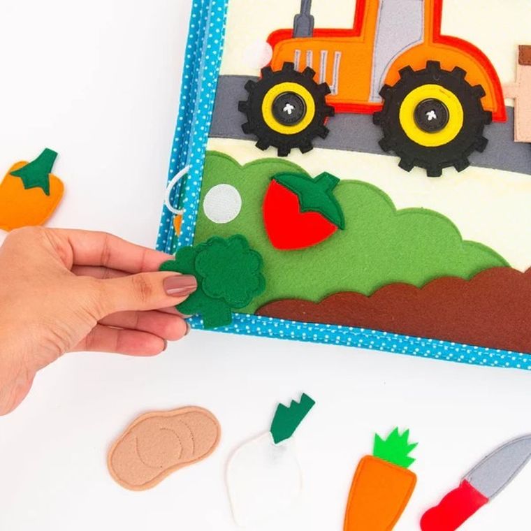 Jolly Designs. Zawody. Książeczka sensoryczno-manipulacyjna