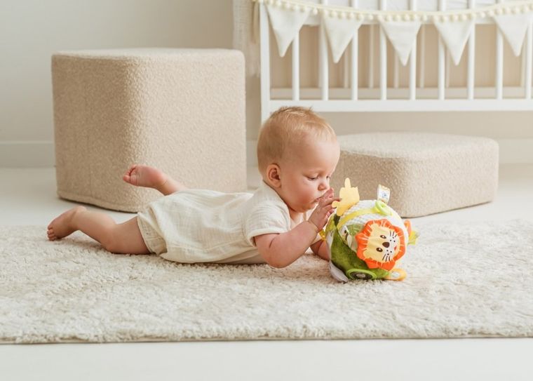 JollyBaby, Dżungla, sensoryczna piłeczka z grzechotką i gryzakiem