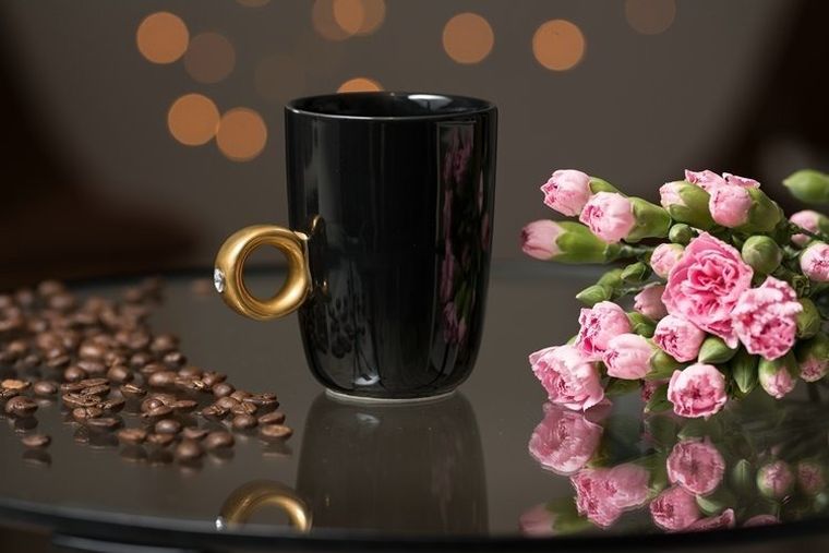 Kubek ze złotym pierścieniem, czarny