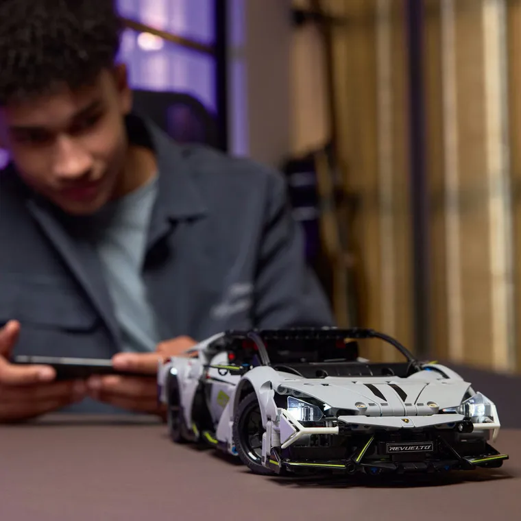 LEGO Technic, Supersamochód Lamborghini Revuelto, 42214