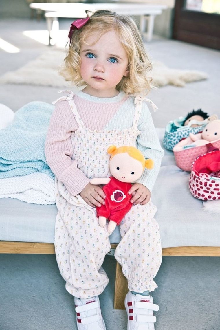 Lilliputiens, Aghate, lalka dzidziuś w koszyczku z ubrankiem i kocykiem