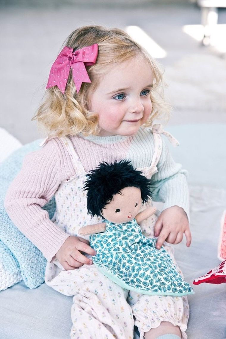 Lilliputiens, Ari, lalka dzidziuś w koszyczku z ubrankiem i kocykiem