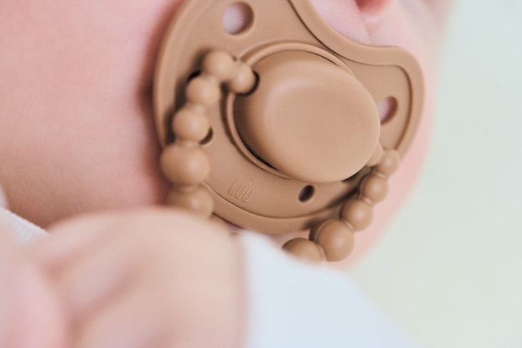 LUU Kids, smoczek pozycjonujący, Milk Hazelnut, 0-3m