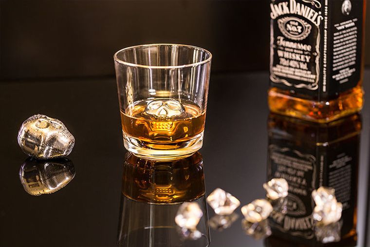 Metalowe kostki do drinków, czaszki