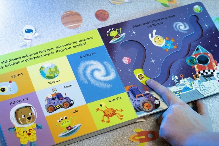 Miś Pracuś. Przesuń paluszkiem. W kosmosie