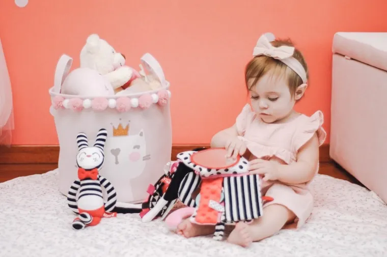 Mom's Care, hycuś, kontrastowa maskotka grzechotka, zabawka sensoryczna