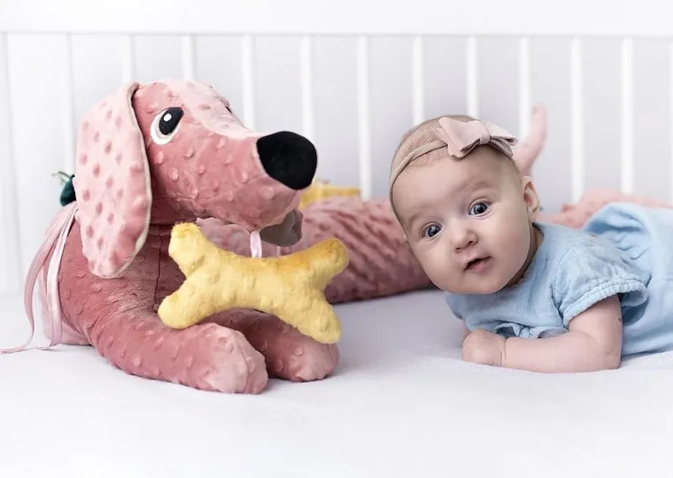 Mom's Care, Jamiś, ochraniacz do łóżeczka, zabawka sensoryczna, różowa