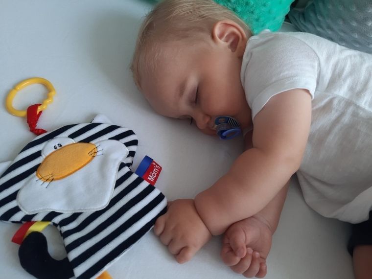 Mom's Care, kot pasiak, kontrastowa zabawka zawieszka sensoryczna