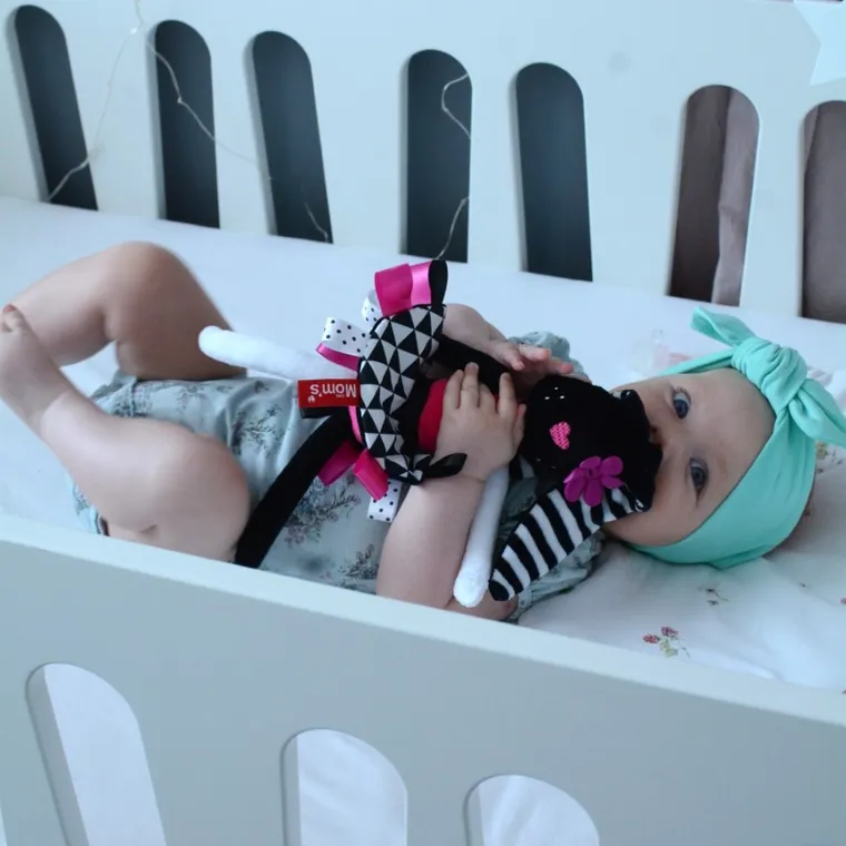 Mom's Care, króliczek, pierwsza maskotka, zabawka sensoryczna