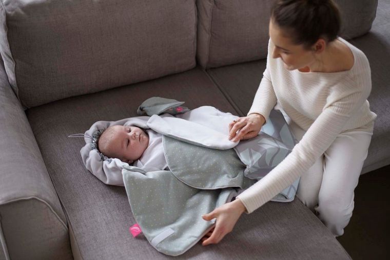 Motherhood, Kwadraty Różowe, otulacz samochodowy ze zintegrowanym kocykiem