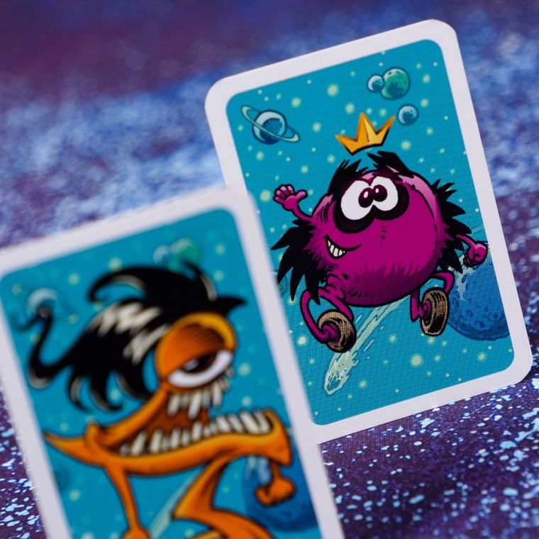 Muduko, Piątka z kosmosu, gra karciana