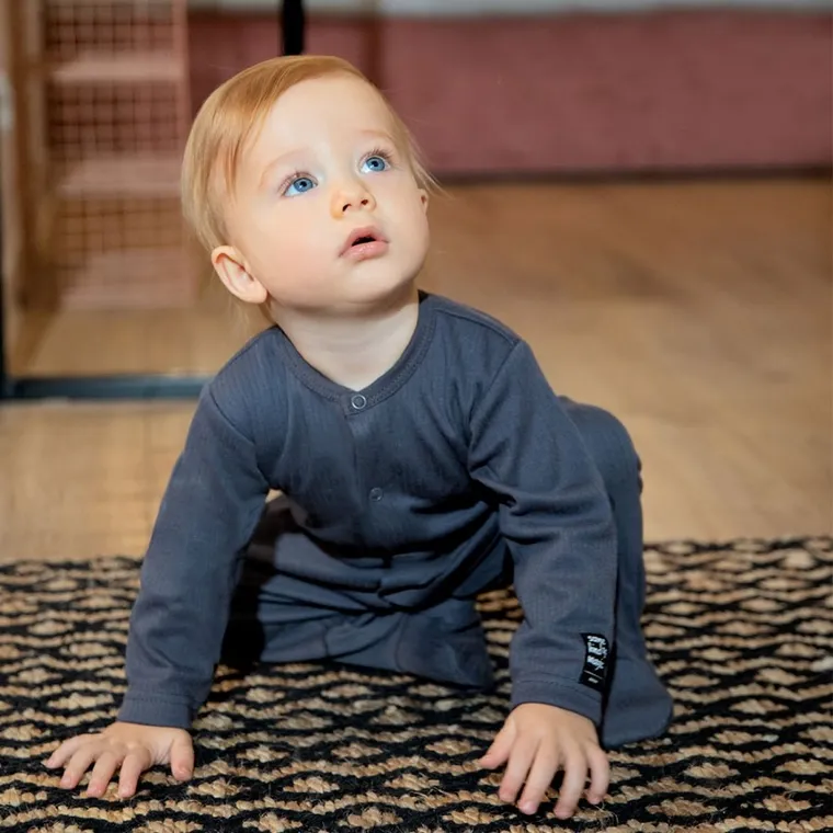 Pajac niemowlęcy, prążkowany, ciemnoszary, Eevi