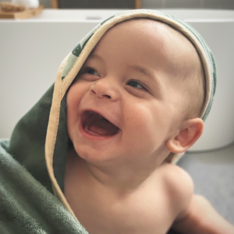 Petite&Mars, Loulou, okrycie kąpielowe bambusowe z kapturkiem, Pink Meadow, 100-100 cm