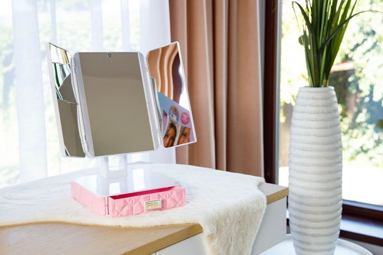 Pink It, interaktywna toaletka z akcesoriami do makijażu