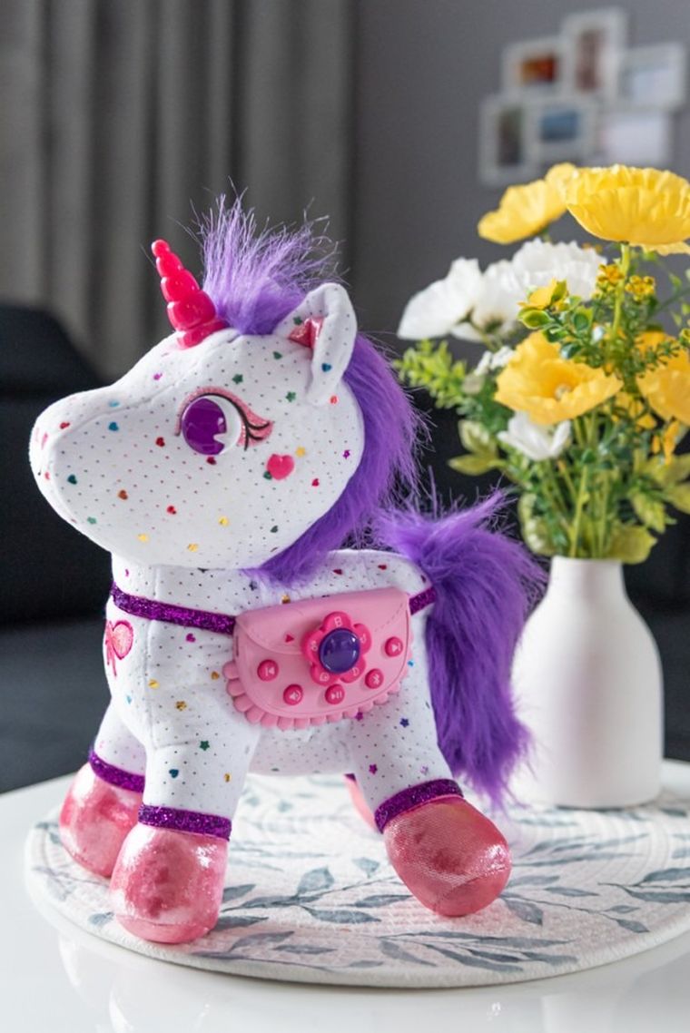 Playshifu, ZeeZee, interaktywna maskotka jednorożec