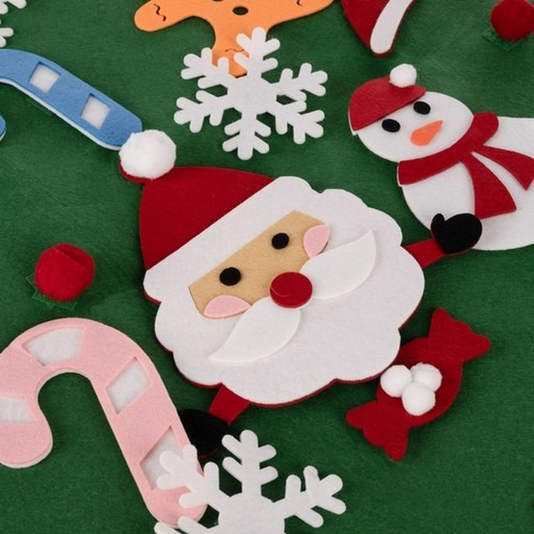 Ruhhy, choinka z filcu z ozdobami