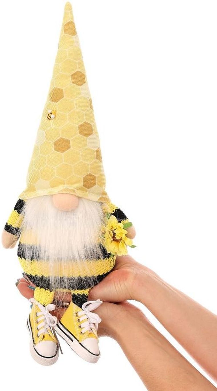 Saska Garden, dekoracja wiosenna, skrzat gnom, siedzący truteń w trampkach, 35+6 cm