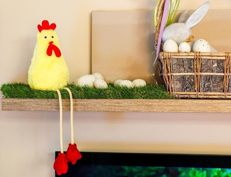 Saska Garden, kura siedząca, dekoracja wiosenna, 18 cm