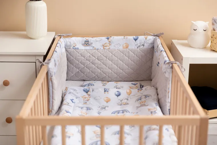 Sensillo, Lot w chmurach, ochraniacz do łóżeczka, plusz karo