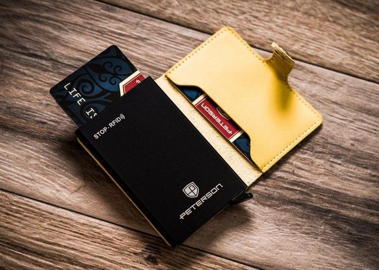 Skórzane etui z podajnikiem na karty i wizytówki, Peterson