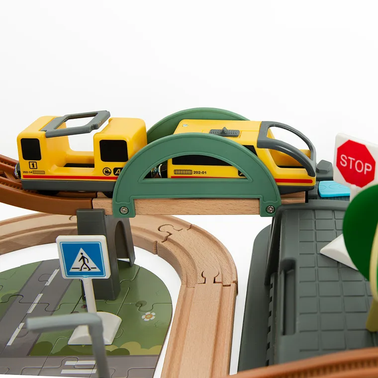 Smiki, drewniane tory z elektryczną kolejką i pojemnikiem