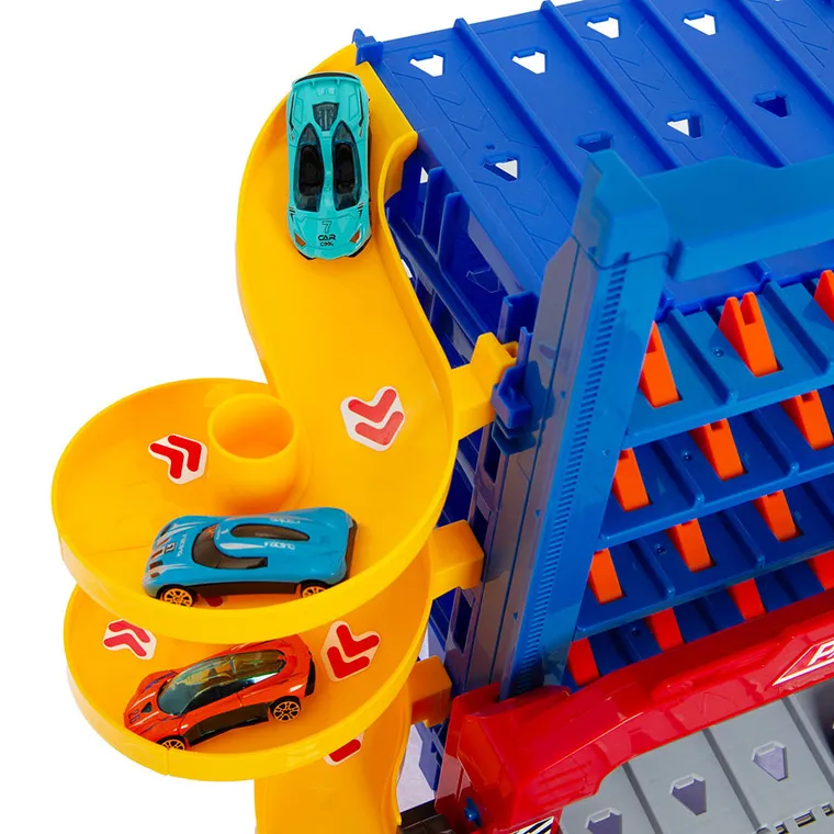 Smiki, wielopoziomowy parking ze zjeżdzalnią i pojazdami