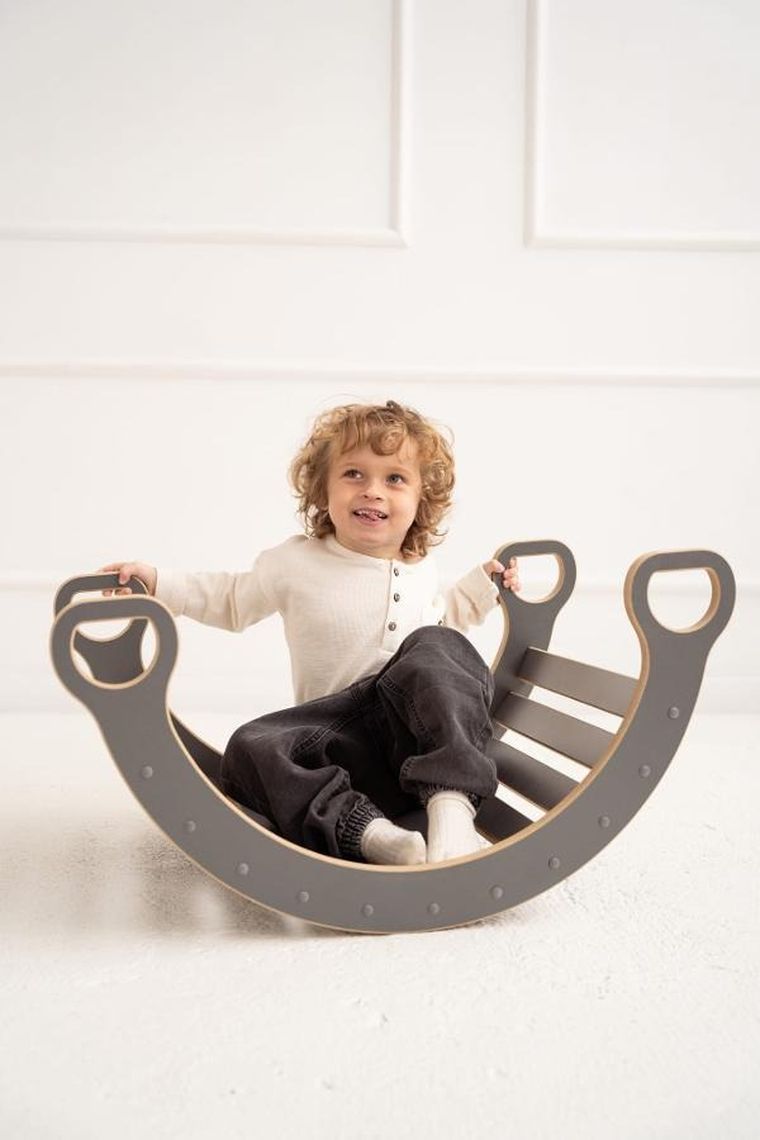 tupti.wood, mały bujak montessori, szary