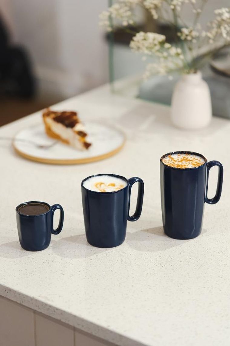 Vialli Design, dwa kubki ceramiczne z uszkiem, 330 ml, Fuori granatowe