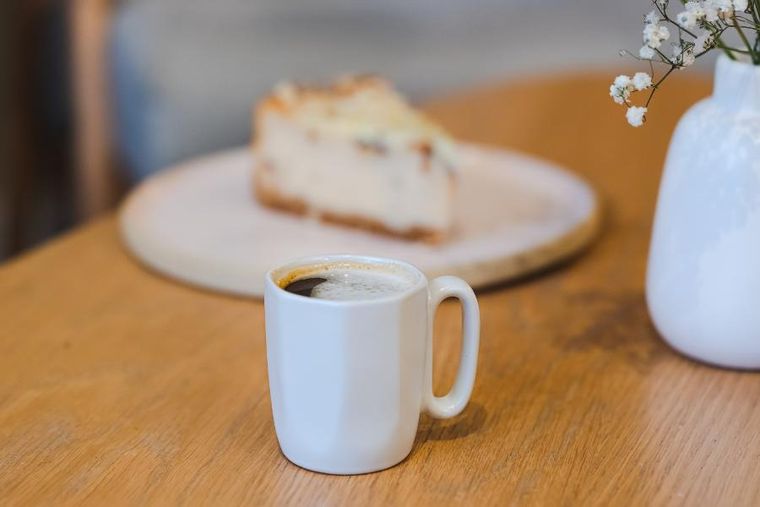 Vialli Design, dwa kubki ceramiczne z uszkiem, 80 ml, Fuori białe