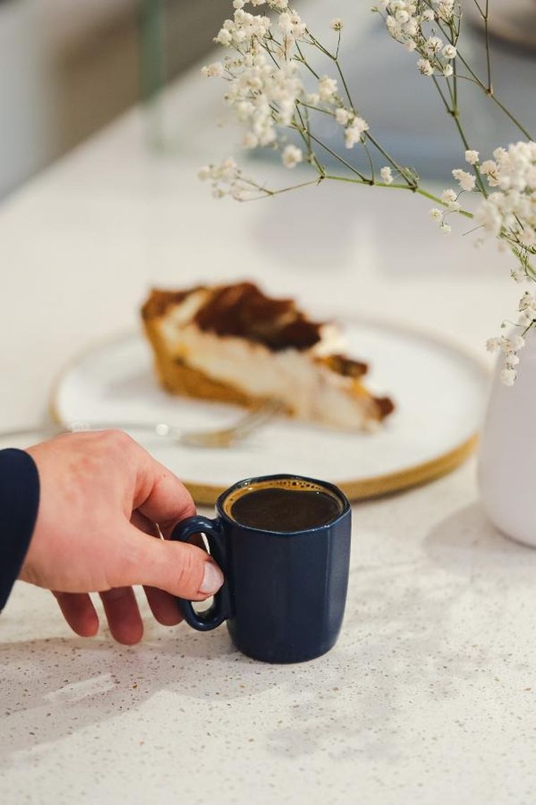 Vialli Design, dwa kubki ceramiczne z uszkiem, 80 ml, Fuori granatowe