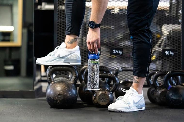 Vialli Design, Fuori, szklana butelka na wodę, granatowa, 540 ml