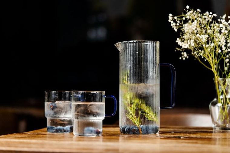 Vialli Design, Livio, szklanki ryflowane z niebieskim uchem, 350 ml, 2 szt.