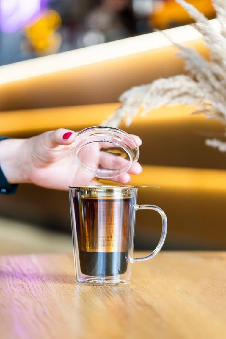 Vialli Design, szklanka z podwójną ścianką z zaparzaczem Amo, 300 ml