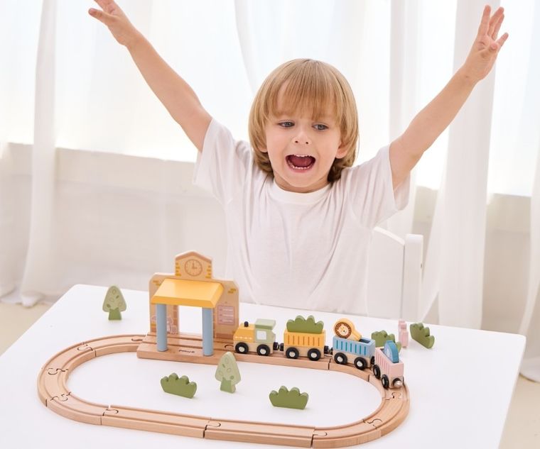 Viga, PolarB, drewniana kolejka z torami i stacją