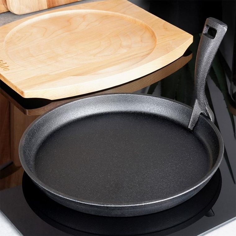 Vilde, Cast Line, patelnia do serwowania żeliwna z deską, 22 cm