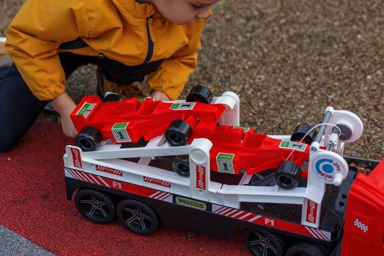 Wader, Magic Truck Action, ciężarówka laweta z bolidami wyścigowymi