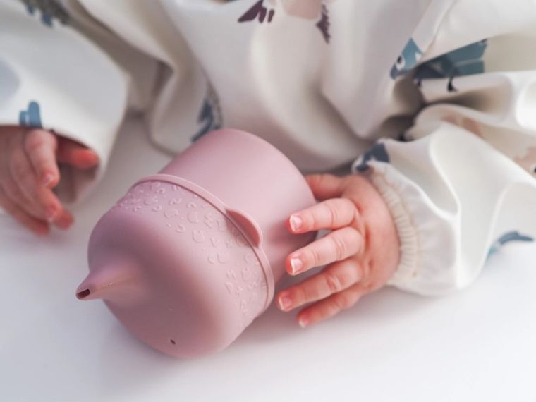 We Might Be Tiny, silikonowa nakładka na kubek, Dusty Rose