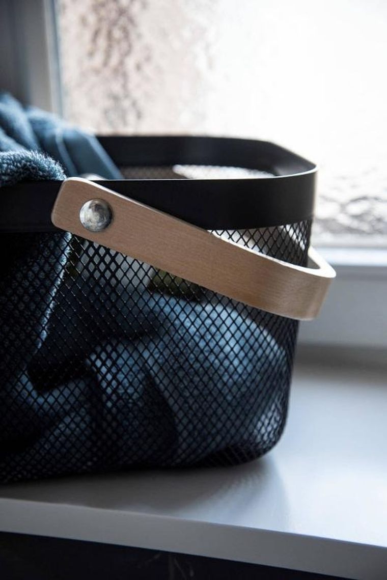 Wenko, koszyk metalowy na kosmetyki, z bambusową rączką