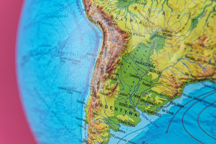 Alaysky, globus o średnicy 25 cm z mapą fizyczną, polityczną i aplikacją